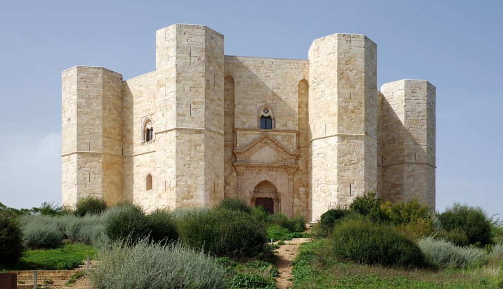 Castel del Monte - Andria Di Berthold Werner, CC BY-SA 3.0, https://commons.wikimedia.org/w/index.php?curid=59357768